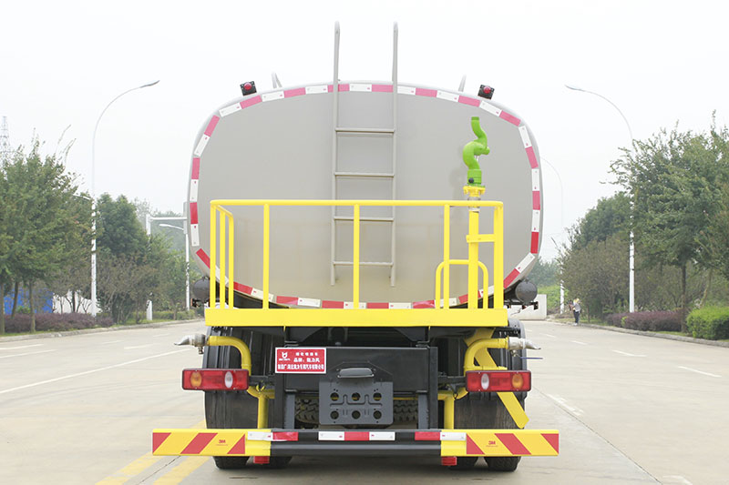 東風(fēng)華神前四后八灑水車（25方）（選裝30~40霧炮）