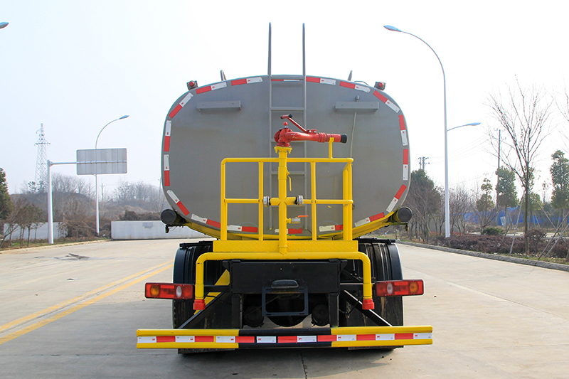 東風專底D3L后八輪灑水車（19.1方）（選裝30~40米霧炮）