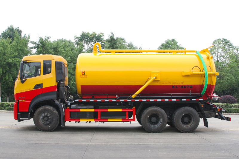 東風天龍后八輪吸污車（18方）