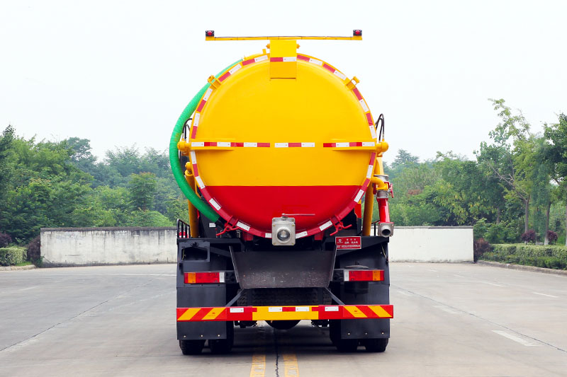 東風天龍后八輪吸污車（18方）