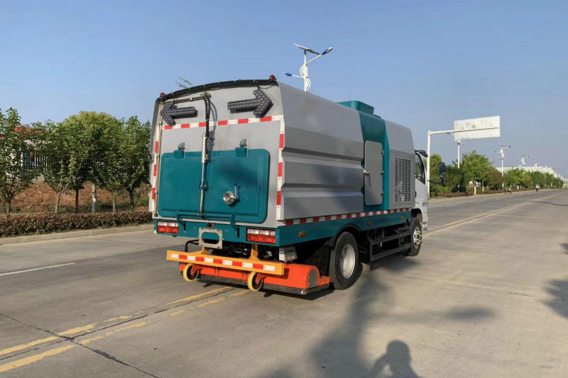 東風小多利卡吸塵車（后置吸塵）（1水4塵）