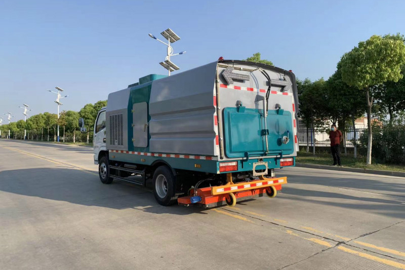 東風小多利卡吸塵車（后置吸塵）（1水4塵）